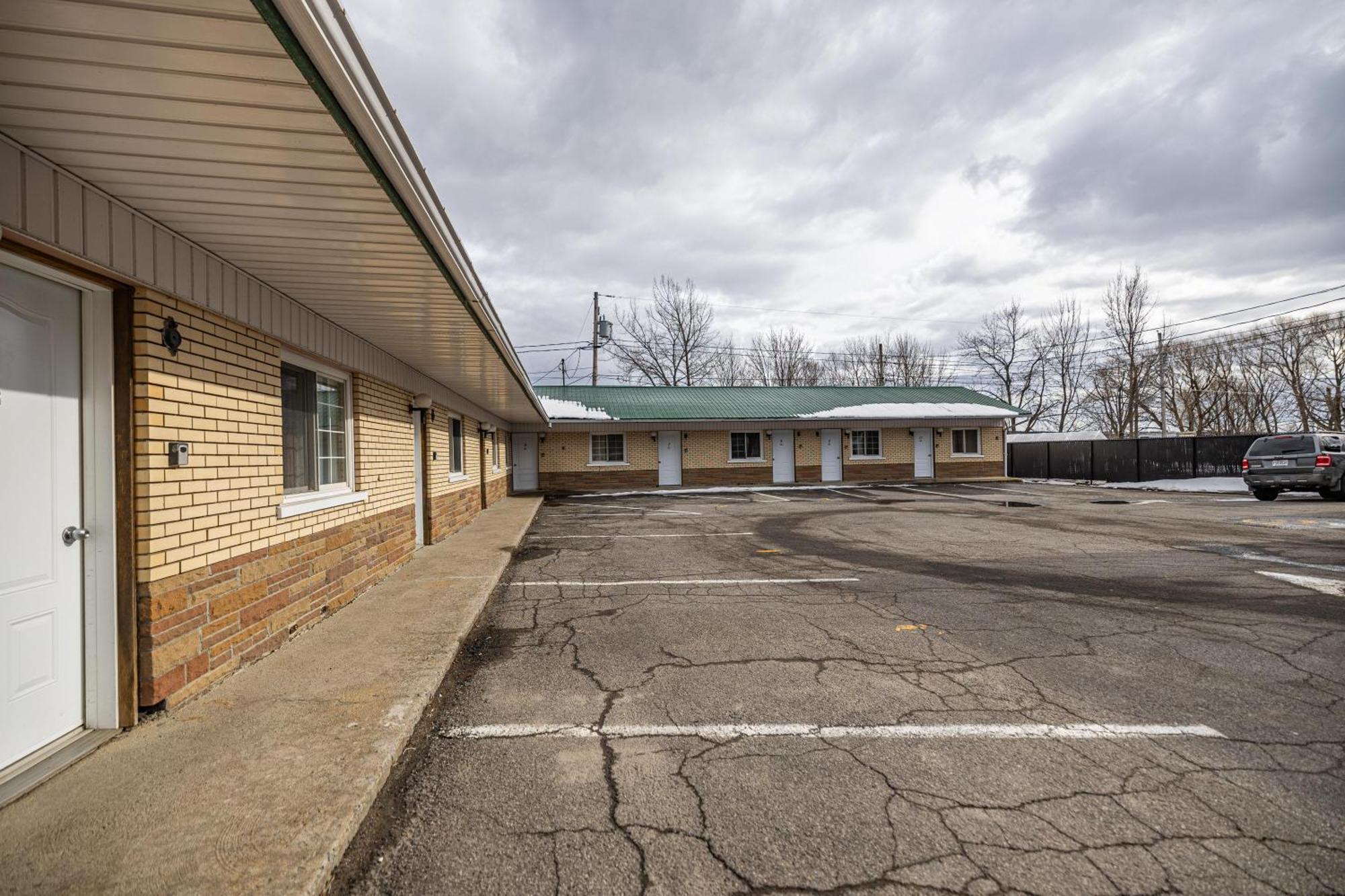 Motel Deblois Sainte-Anne-de-Beaupre Exterior photo